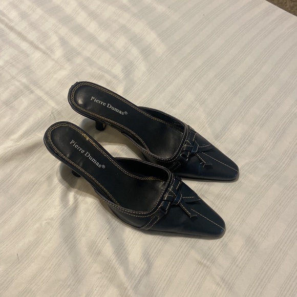 PIERRE DUMAS: Navy blue leather kitten heels with bow. pointed toe with gold - Picture 4 of 4